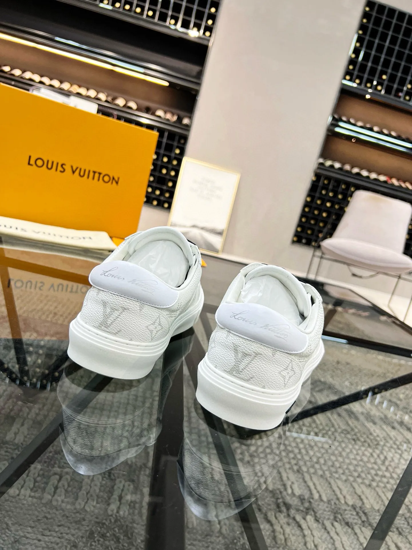 Factory price: 438💰LV top purchasing agent 🇮🇹 Lu Street Male God’s popular casual sneakers counter synchronized, uppers imported from Italy cowhide fabrics, colorful and complex handicrafts, imported water-dyed cowhide lining cowhide foot pads Soles: original soles specially provided by the factory, TPU exclusive movable molded soles super comfortable, original factory single goods, 🔍🔍high quality, you can enter and exit the counter at will, welcome to compare, code number 38-44 (45 can be ordered)
